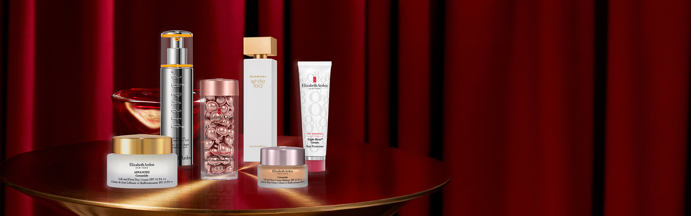 productos sobre mesa y fondo telon