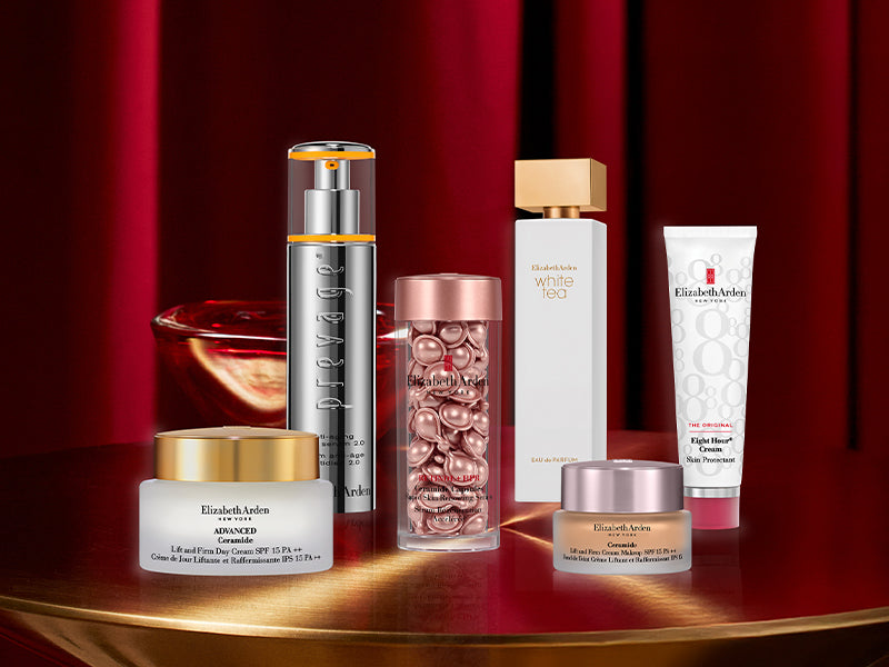 productos sobre mesa y fondo telon